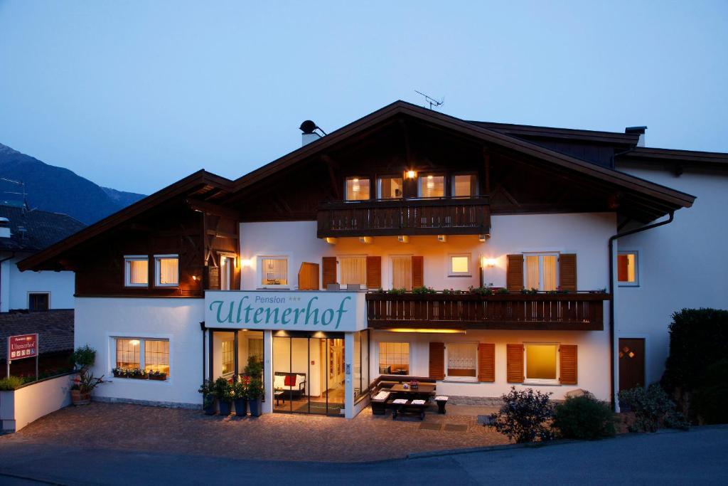 Hotel Ultenerhof Lagundo Esterno foto